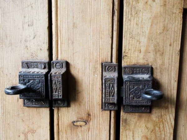 Antique pine dresser base - Image 9